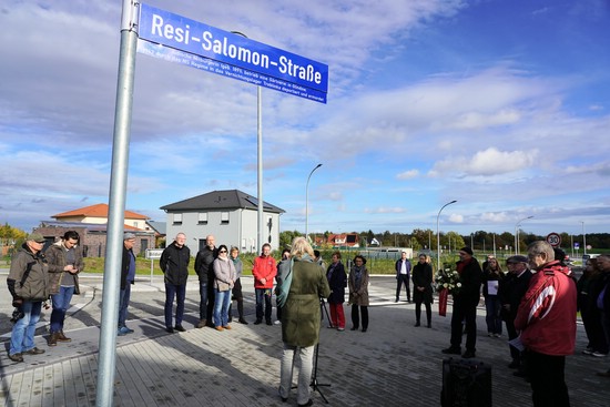 klein Stadtverordnete OSZ Schler und Brger nahmen an der Namensgebung teil Foto hkx